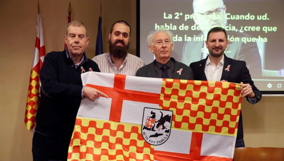 Tomás Guasch, Jaume Vives, Albert Boadella y Miguel Martínez, con la bandera de Tabarnia