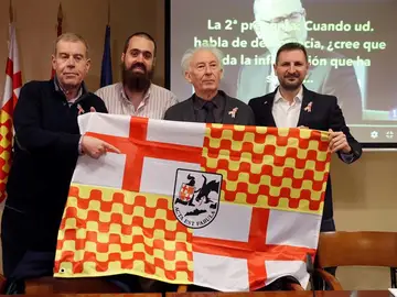 Tomás Guasch, Jaume Vives, Albert Boadella y Miguel Martínez, con la bandera de Tabarnia Tomás Guasch, Jaume Vives, Albert Boadella y Miguel Martínez, con la bandera de Tabarnia