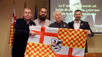   Tomás Guasch, Jaume Vives, Albert Boadella y Miguel Martínez, con la bandera de Tabarnia