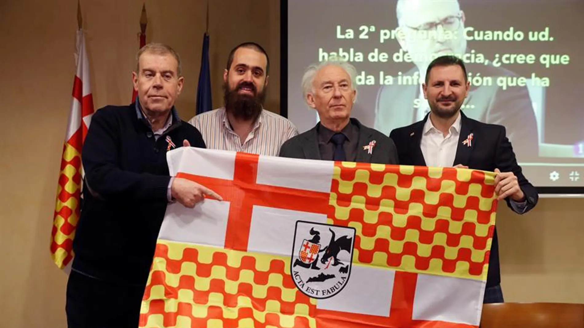 Tomás Guasch, Jaume Vives, Albert Boadella y Miguel Martínez, con la bandera de Tabarnia Tomás Guasch, Jaume Vives, Albert Boadella y Miguel Martínez, con la bandera de Tabarnia