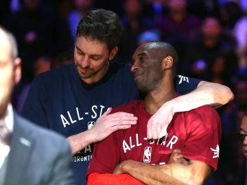 Pau Gasol y Kobe Bryant dialogan durante un All Star