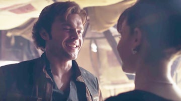 Alden Ehrenreich y Emilia Clarke