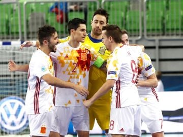 La selección española de fútbol sala celebra su triunfo