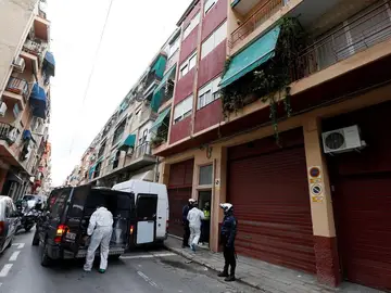 Operarios fúnebres trabajan en el domicilio del joven de 19 años fallecido por una puñalada en el corazón propinada por su hermano de 14 años Operarios fúnebres trabajan en el domicilio del joven de 19 años fallecido por una puñalada en el corazón propinada por su hermano de 14 años