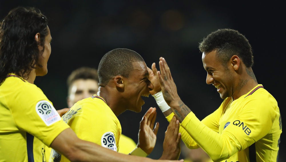 Neymar celebra un gol con Cavani y Mbappé