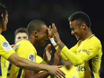Neymar celebra un gol con Cavani y Mbappé Neymar celebra un gol con Cavani y Mbappé
