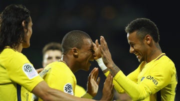 Neymar celebra un gol con Cavani y Mbappé