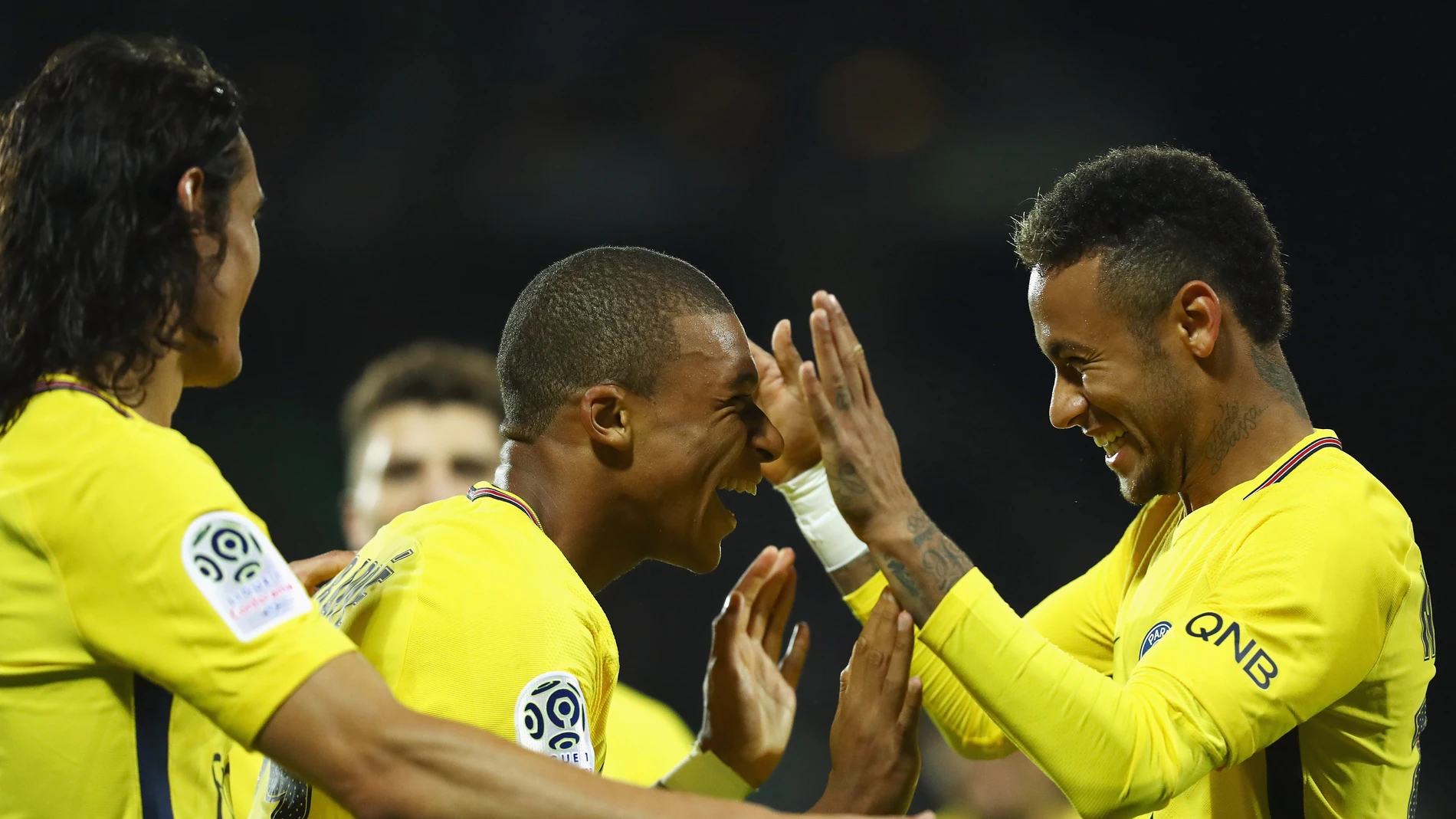 Neymar celebra un gol con Cavani y Mbappé Neymar celebra un gol con Cavani y Mbappé