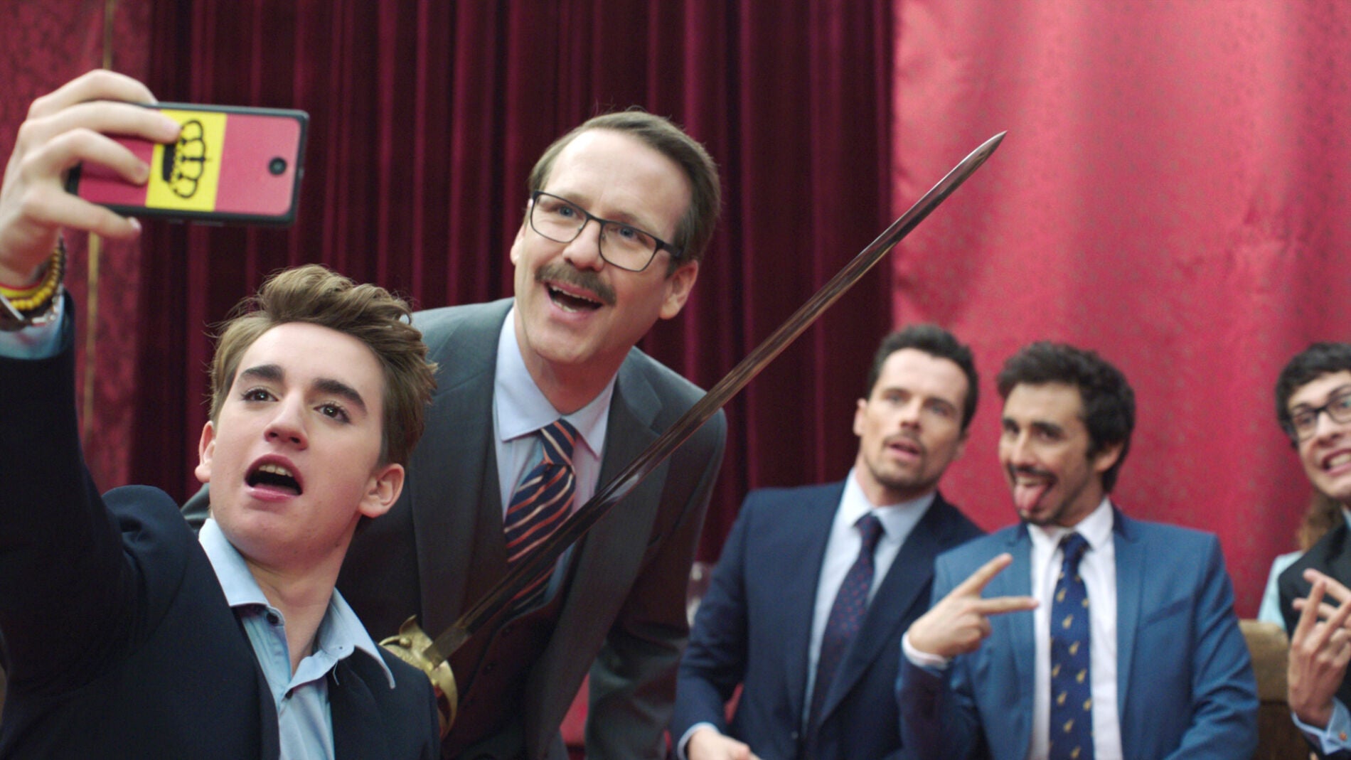 El Ministro Oca&ntilde;a condecora al sobrino del Rey como duque de Magaluf