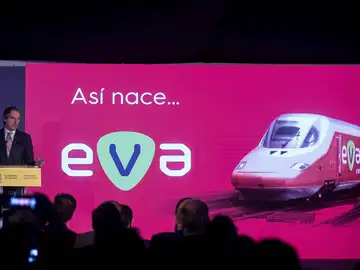 De la Serna presenta EVA, el nuevo AVE 'low cost' que operará en 2019 De la Serna presenta EVA, el nuevo AVE 'low cost' que operará en 2019