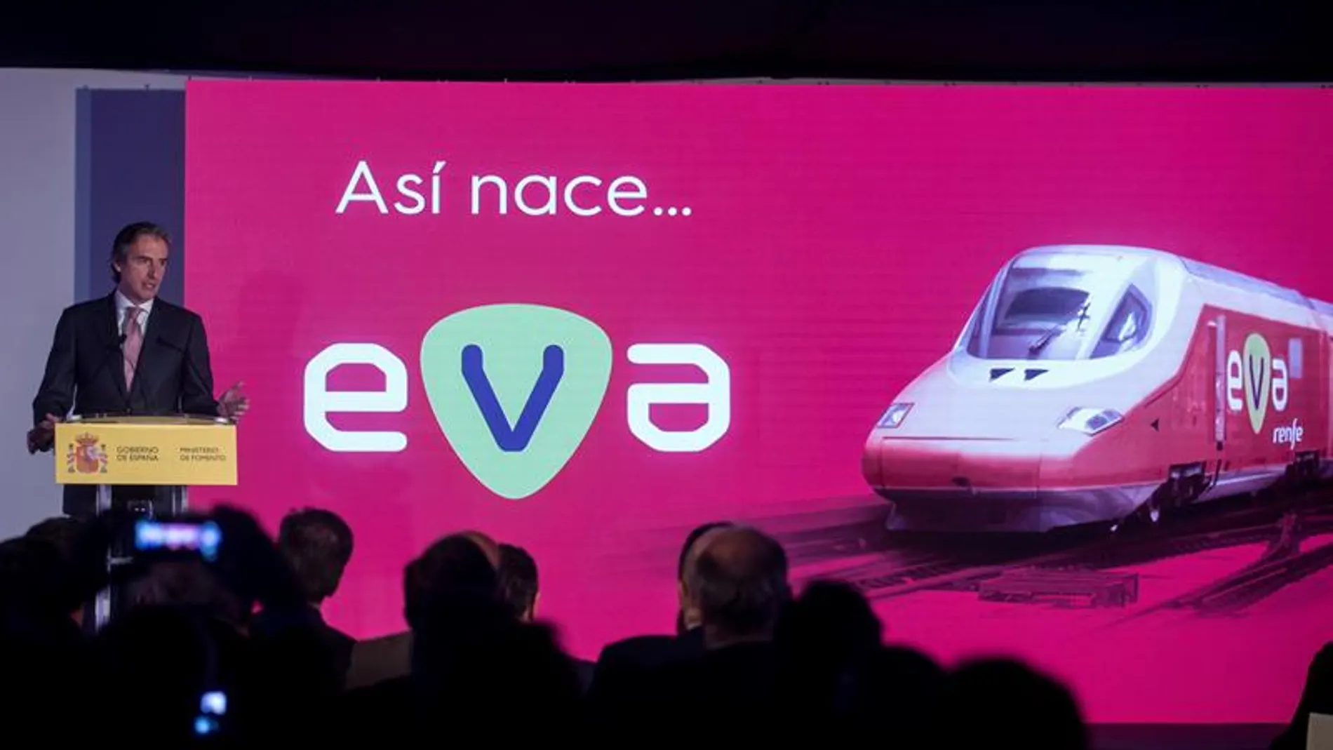 De la Serna presenta EVA, el nuevo AVE 'low cost' que operará en 2019 De la Serna presenta EVA, el nuevo AVE 'low cost' que operará en 2019