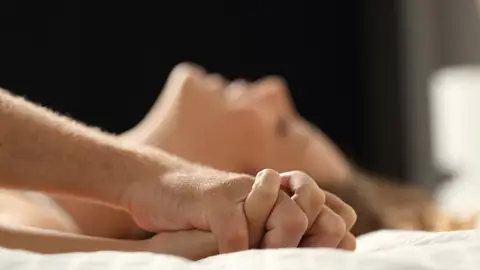 Pareja en la cama teniendo sexo Pareja en la cama teniendo sexo