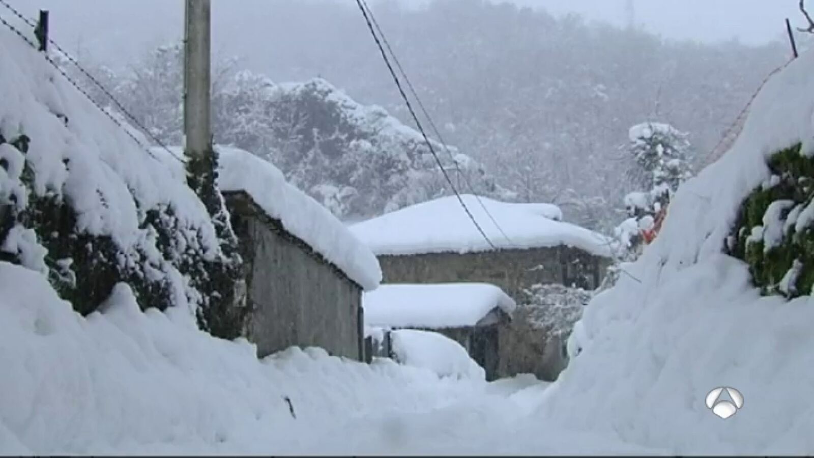 Miles de vecinos se quedan aislados en sus pueblos debido al temporal de nieve que azota al país