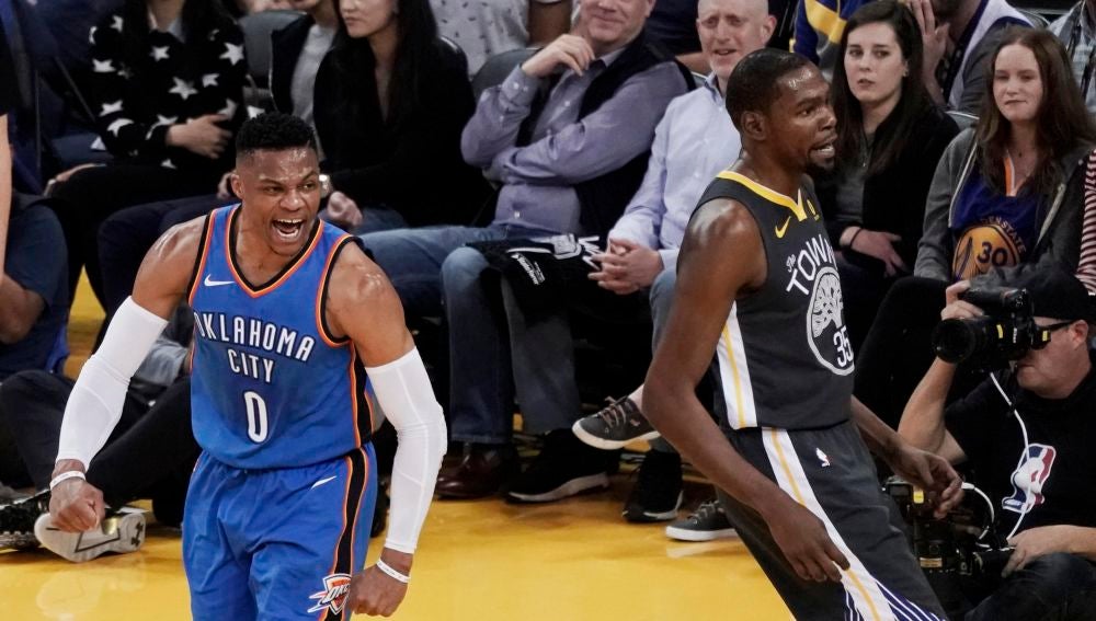 Westbrook celebra una canasta delante de Durant