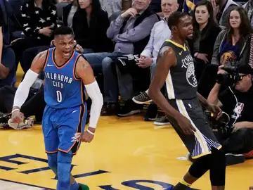 Westbrook celebra una canasta delante de Durant Westbrook celebra una canasta delante de Durant