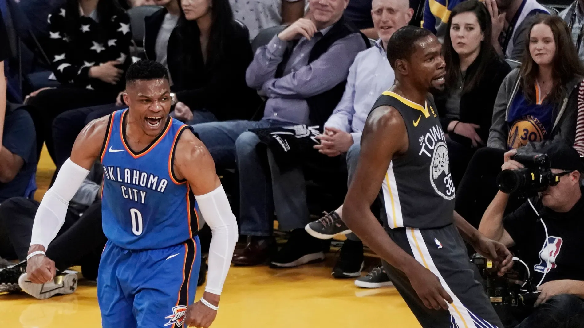 Westbrook celebra una canasta delante de Durant Westbrook celebra una canasta delante de Durant