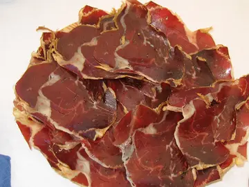 Hay un embutido que sí puede tomarse estando a dieta. Hay un embutido que sí puede tomarse estando a dieta.