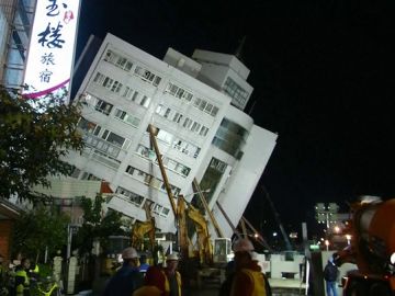 Al menos cuatro siete, 76 desaparecidos y 256 heridos a causa de un terremoto de magnitud 6,4 en Taiwán