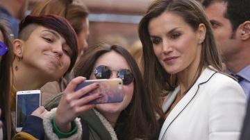 La reina Letizia se hace un selfie con dos jóvenes