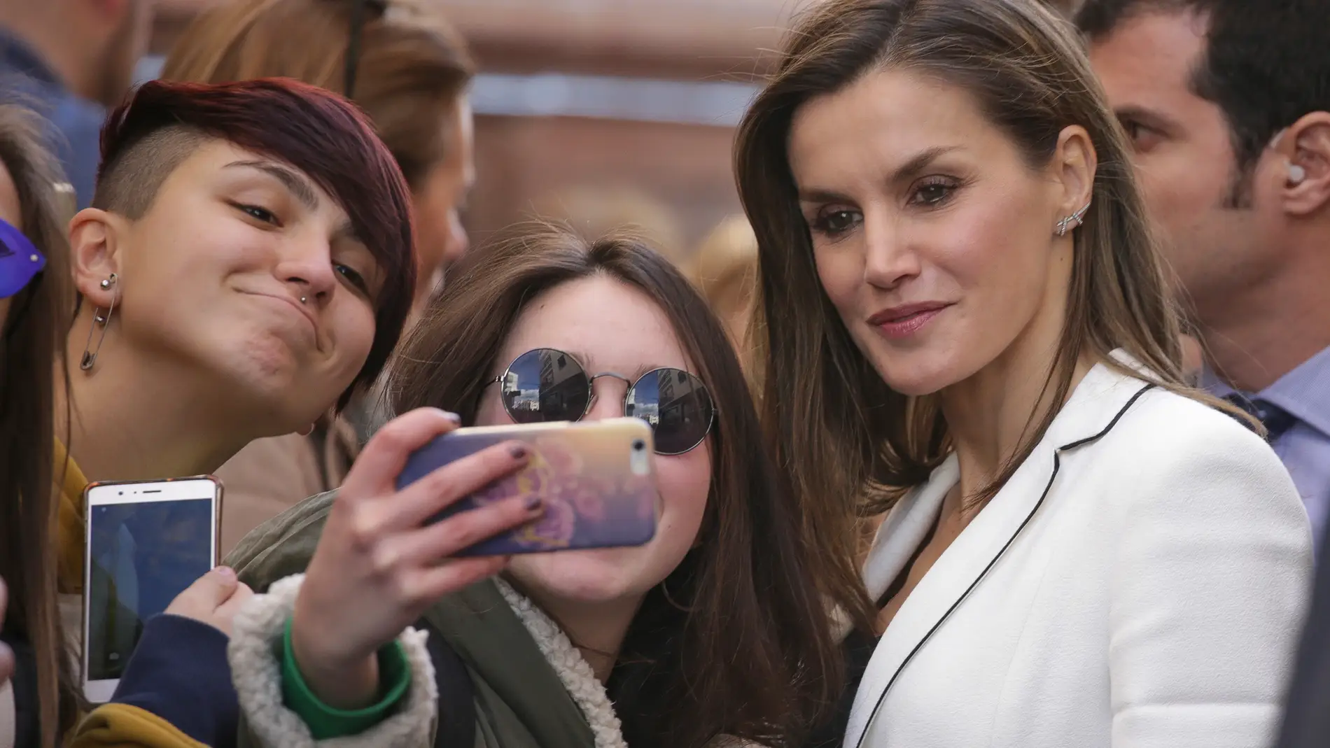 La reina Letizia se hace un selfie con dos jóvenes 