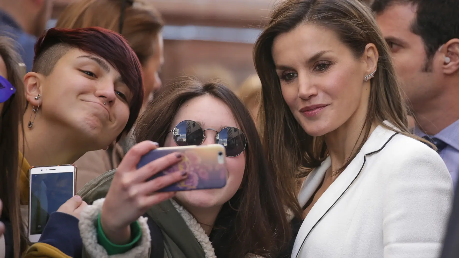 La reina Letizia se hace un selfie con dos jóvenes