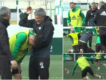 Graciosa caída de Joaquín durante el entrenamiento del Betis Graciosa caída de Joaquín durante el entrenamiento del Betis