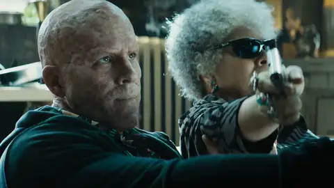 Ryan Reynolds con Blind Al en 'Deadpool 2' Ryan Reynolds con Blind Al en 'Deadpool 2'