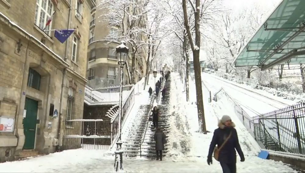 El Gobierno aconseja no circular en coche en la región de París por la nieve