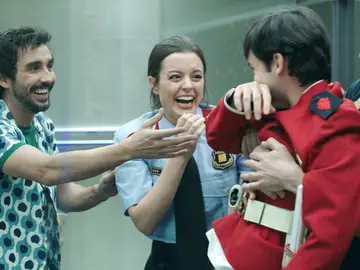 Agentes que besan el suelo, la lista de la compra y diálogos imposibles en las tomas falsas de 'Cuerpo de Élite' Agentes que besan el suelo, la lista de la compra y diálogos imposibles en las tomas falsas de 'Cuerpo de Élite'