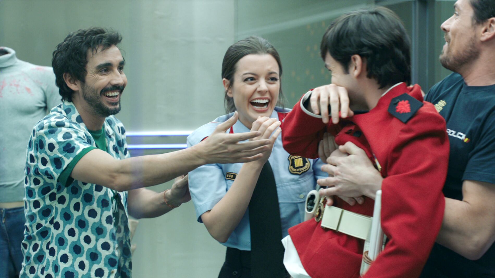 Agentes que besan el suelo, la lista de la compra y di&aacute;logos imposibles en las tomas falsas de 'Cuerpo de &Eacute;lite' 