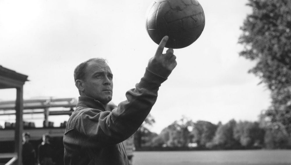 Alfredo di Stefano, jugando con el balón