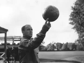 Alfredo di Stefano, jugando con el balón Alfredo di Stefano, jugando con el balón