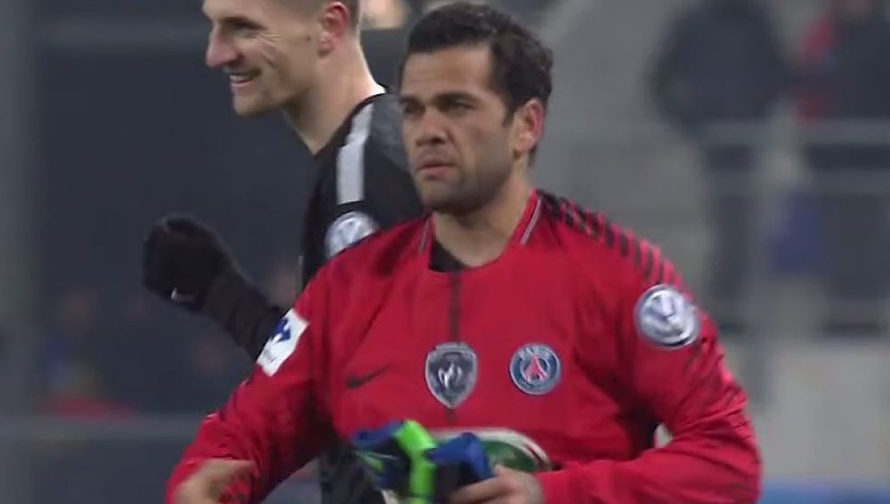 Dani Alves, poniéndose los guantes de portero
