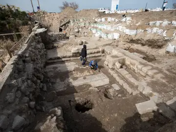 Arqueólogos israelíes descubren un mosaico romano en la antigua ciudad de Cesarea Arqueólogos israelíes descubren un mosaico romano en la antigua ciudad de Cesarea