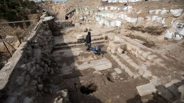 Arqueólogos israelíes descubren un mosaico romano en la antigua ciudad de Cesarea