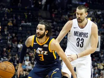 Ricky Rubio intenta zafarse de la defensa de Marc Gasol Ricky Rubio intenta zafarse de la defensa de Marc Gasol