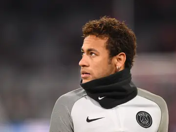 Neymar mira al cielo Neymar mira al cielo
