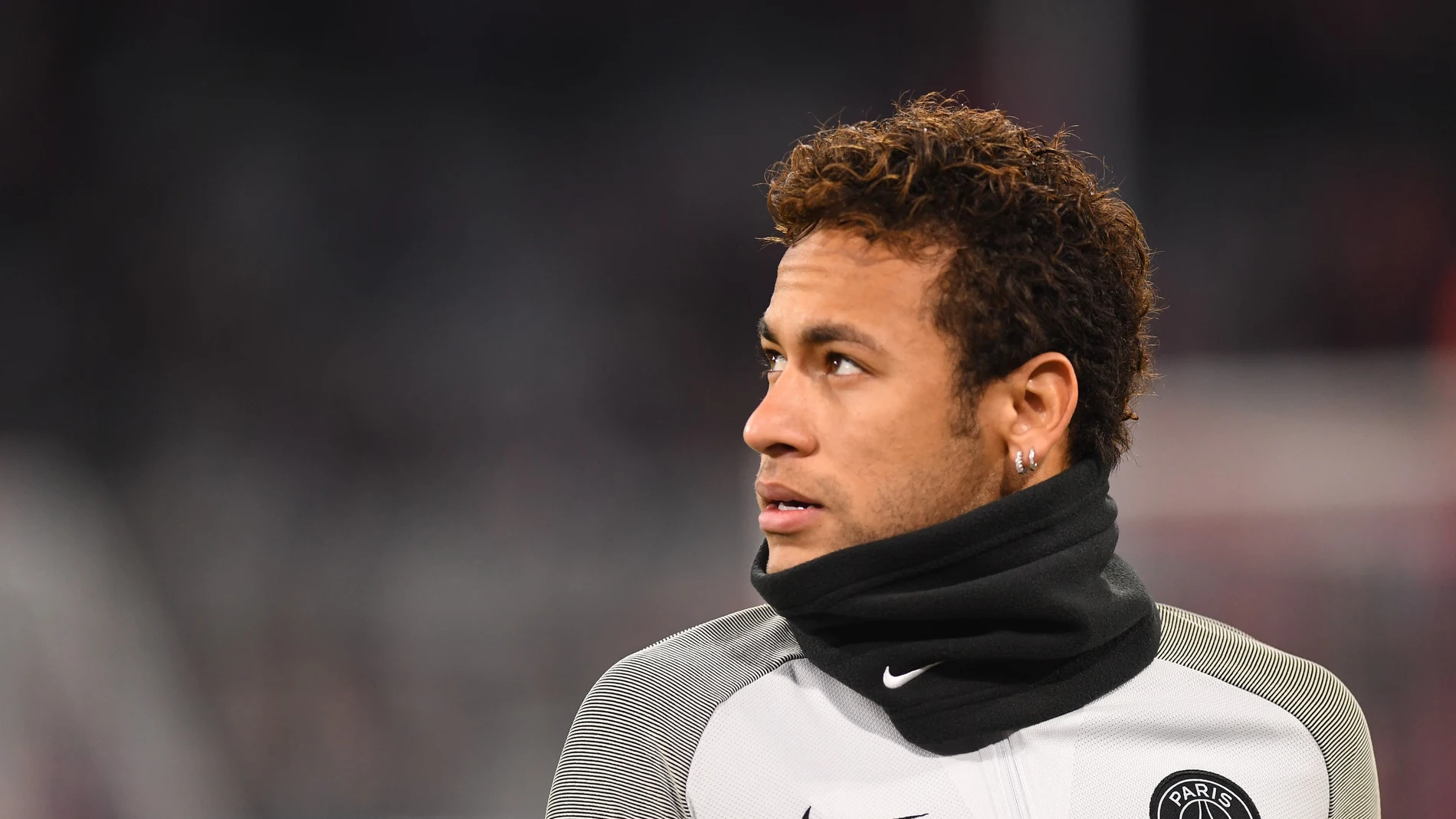 Neymar mira al cielo Neymar mira al cielo