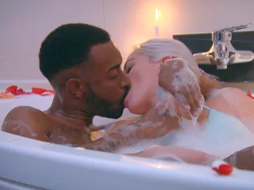 Alessandra y Adrián estrenan el jacuzzi en su última noche de la luna de miel Alessandra y Adrián estrenan el jacuzzi en su última noche de la luna de miel