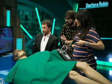 Pilar Rubio aprende a extirpar una vesícula en 'El Hormiguero 3.0' Pilar Rubio aprende a extirpar una vesícula en 'El Hormiguero 3.0'