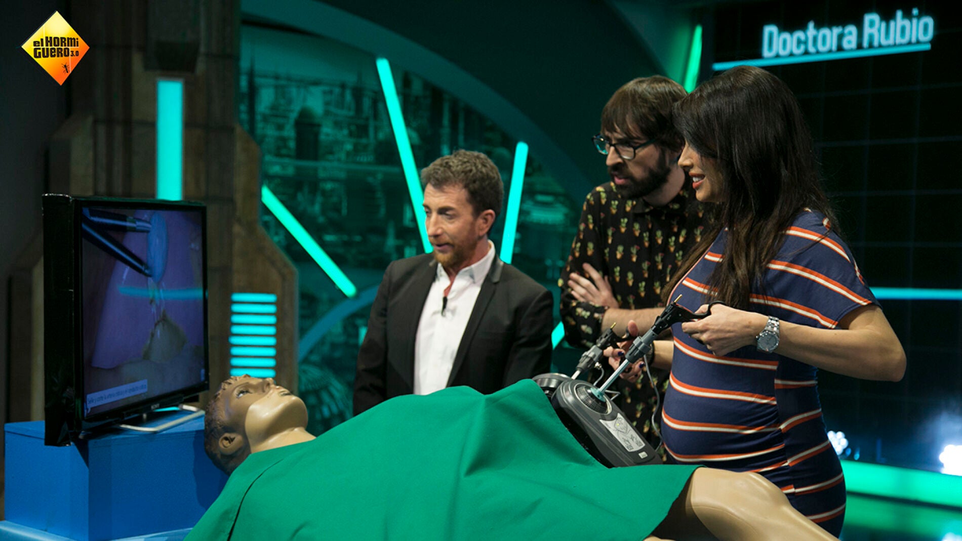 Pilar Rubio aprende a extirpar una ves&iacute;cula en 'El Hormiguero 3.0'