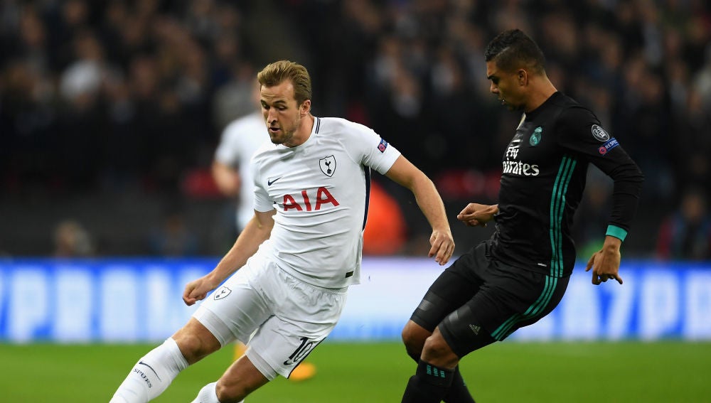 Harry Kane intenta zafarse de Casemiro