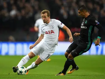 Harry Kane intenta zafarse de Casemiro Harry Kane intenta zafarse de Casemiro