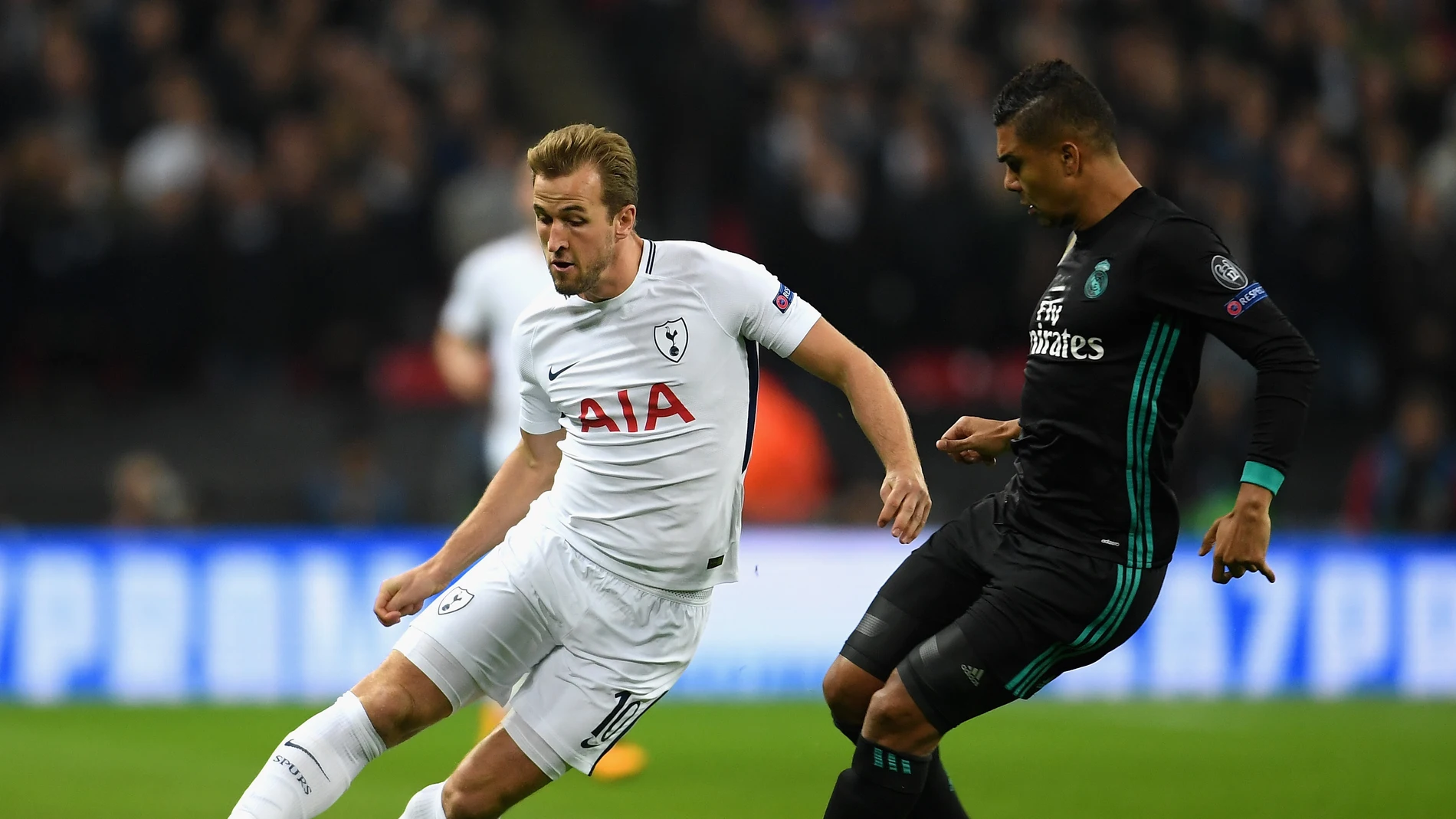 Harry Kane intenta zafarse de Casemiro Harry Kane intenta zafarse de Casemiro