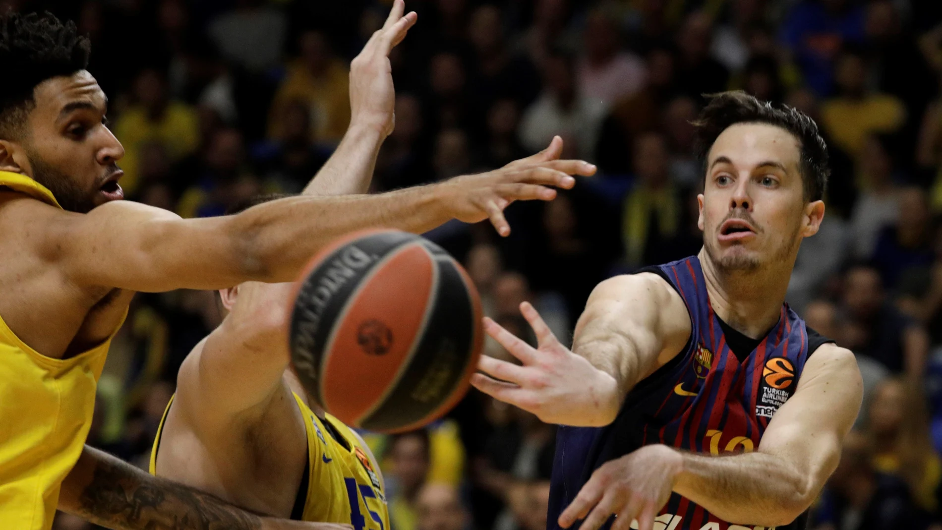 Heurtel pasa el balón en el partido del Barcelona Heurtel pasa el balón en el partido del Barcelona
