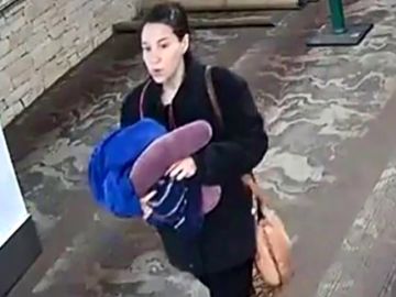 Una mujer da a luz en el baño de un aeropuerto y abandona al bebé junto a una nota: "Sólo quiero lo mejor para él y no soy yo2 Una mujer da a luz en el baño de un aeropuerto y abandona al bebé junto a una nota: "Sólo quiero lo mejor para él y no soy yo2