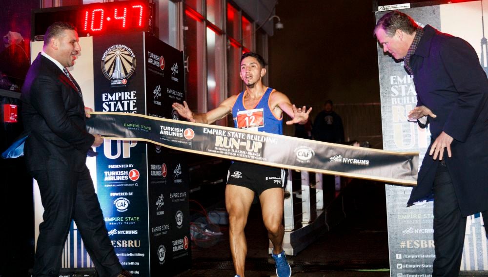 Frank Nicolas Carreñode Colombia cruza la meta en 1er lugar en la división masculina del 41º evento anual Empire State Building Run-Up