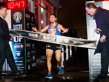 Frank Nicolas Carreñode Colombia cruza la meta en 1er lugar en la división masculina del 41º evento anual Empire State Building Run-Up Frank Nicolas Carreñode Colombia cruza la meta en 1er lugar en la división masculina del 41º evento anual Empire State Building Run-Up