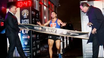 Frank Nicolas Carreñode Colombia cruza la meta en 1er lugar en la división masculina del 41º evento anual Empire State Building Run-Up