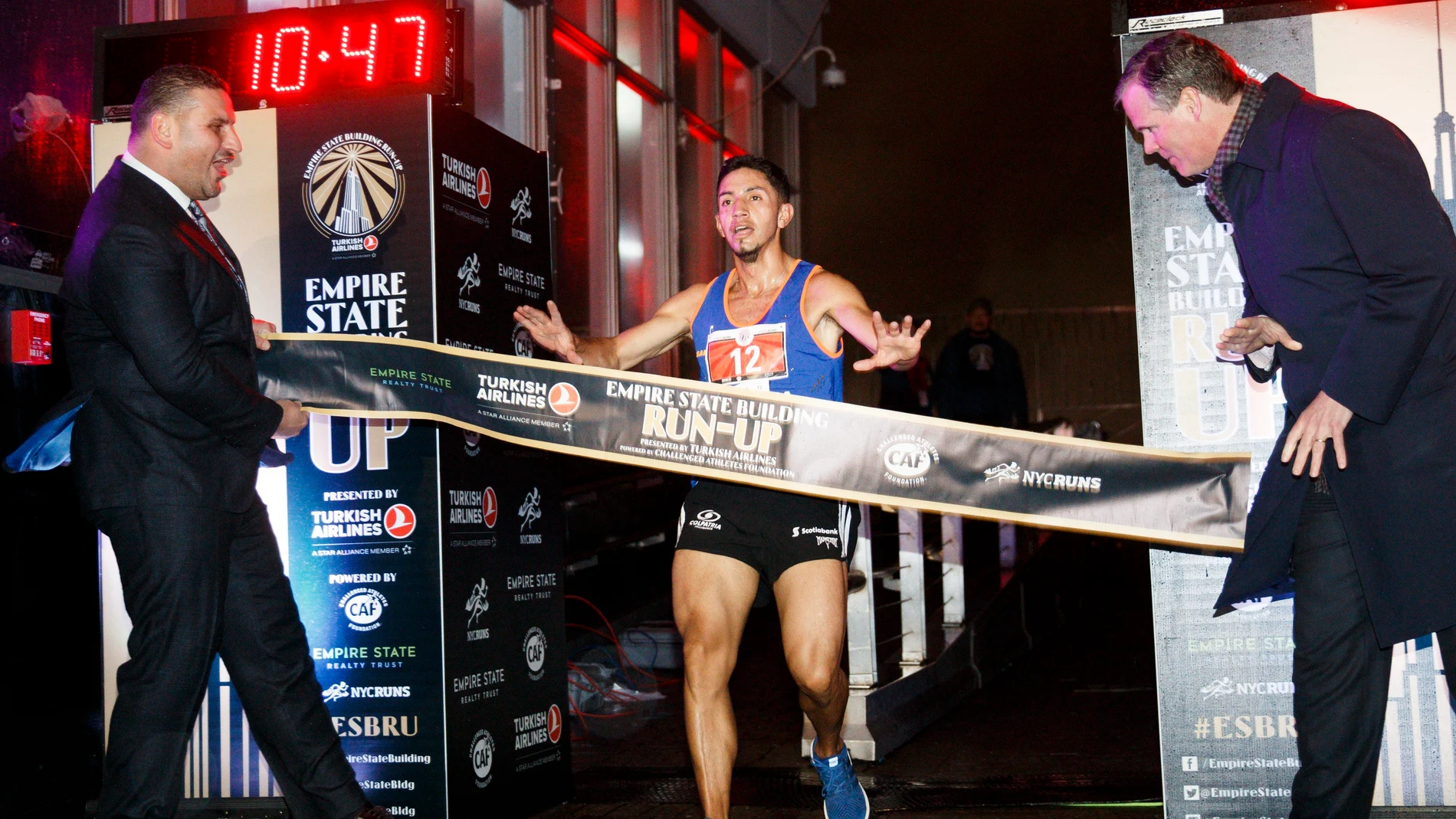 Frank Nicolas Carreñode Colombia cruza la meta en 1er lugar en la división masculina del 41º evento anual Empire State Building Run-Up Frank Nicolas Carreñode Colombia cruza la meta en 1er lugar en la división masculina del 41º evento anual Empire State Building Run-Up